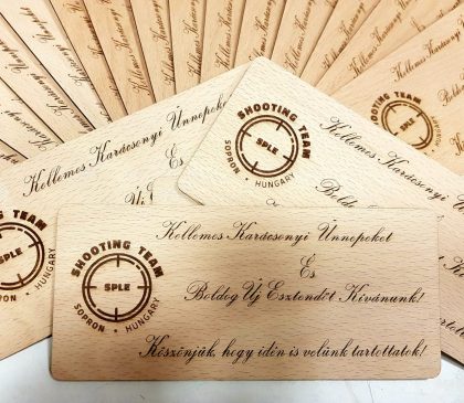 Gravírozott üdvözlőtábla