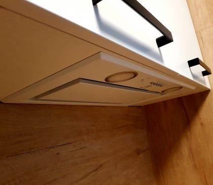 Festett fehér beépített konyha 2