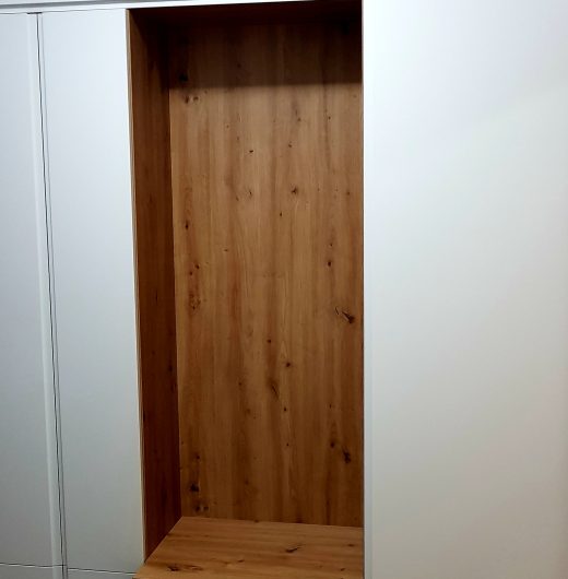 Festett fehér előszobabútor részletfotó 1