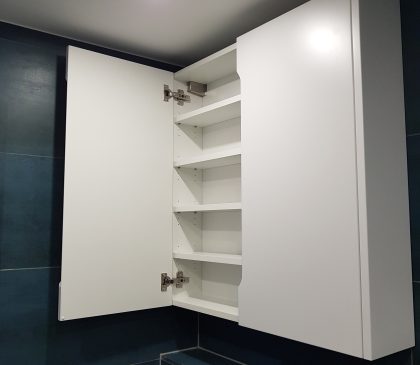 Festett felső fürdőszobai szekrény 02