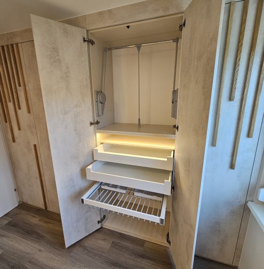 Beépített gardróbszekrény tölgyfa lécezéssel 05