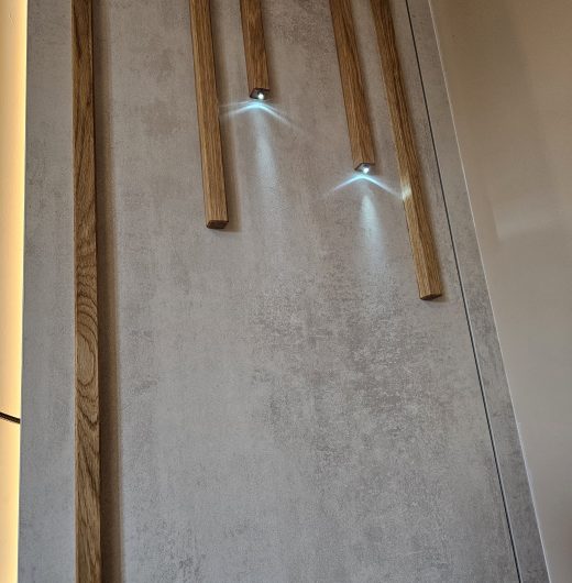 Beépített ágy körüli bútor tölgyfa lécezéssel 05