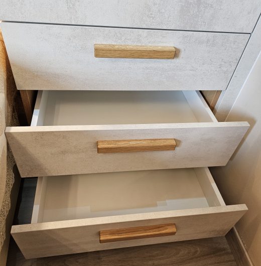 Beépített ágy körüli bútor tölgyfa lécezéssel 04