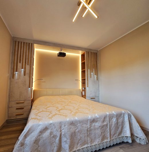 Beépített ágy körüli bútor tölgyfa lécezéssel 03