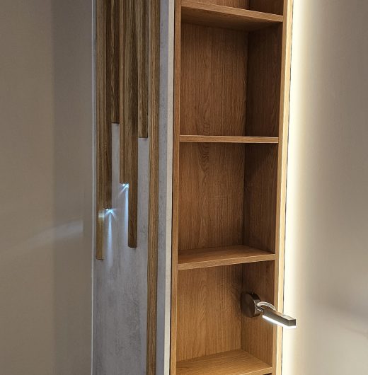 Beépített ágy körüli bútor tölgyfa lécezéssel 02