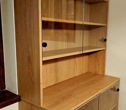 Natúr tölgy, edzett üveges tálaló szekrény