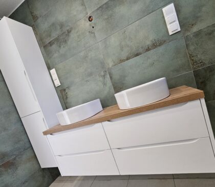 Festett fürdőszoba bútor 1